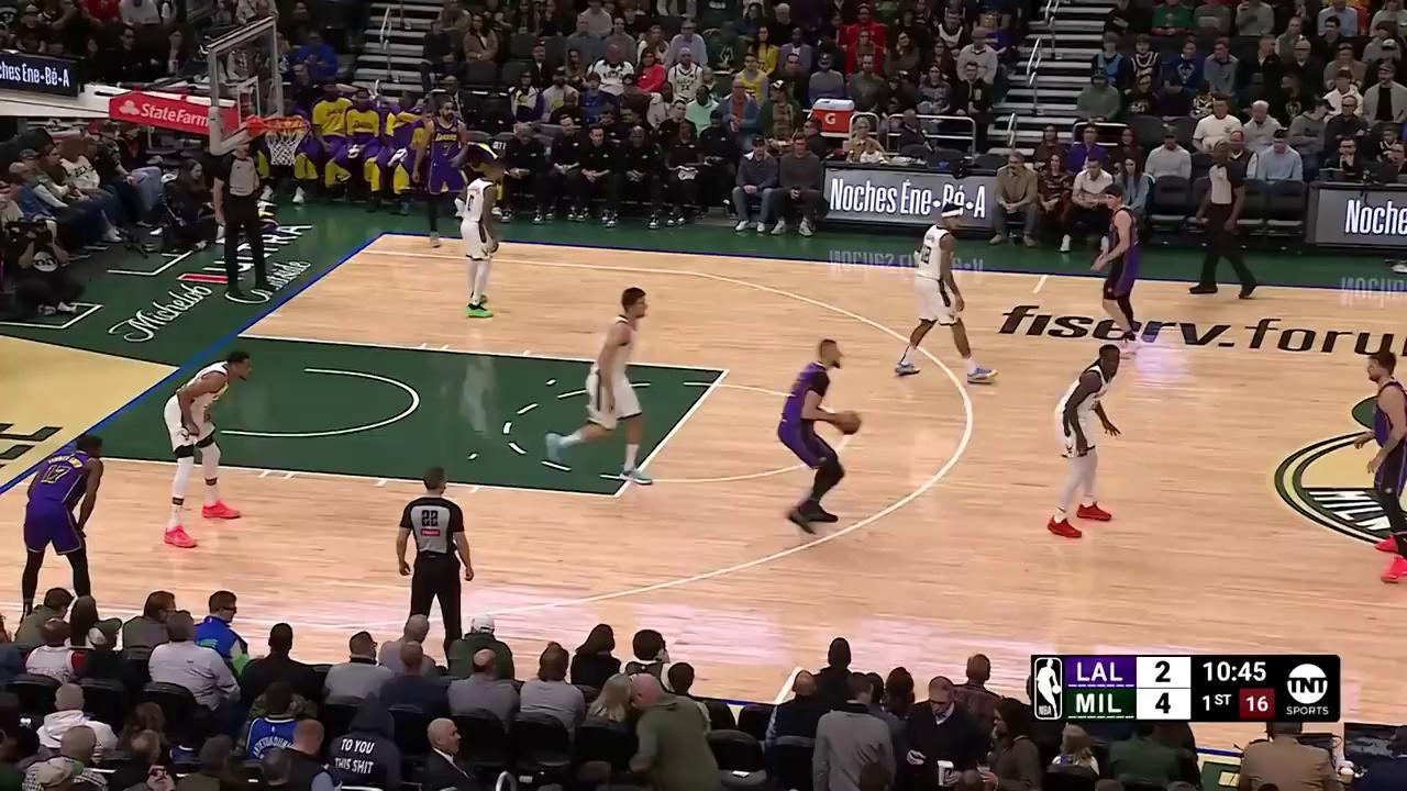 包含密尔沃基雄鹿迎德国杯关键赛，转会期主帅复盘，引发热议，数据趋势出现新变化的词条