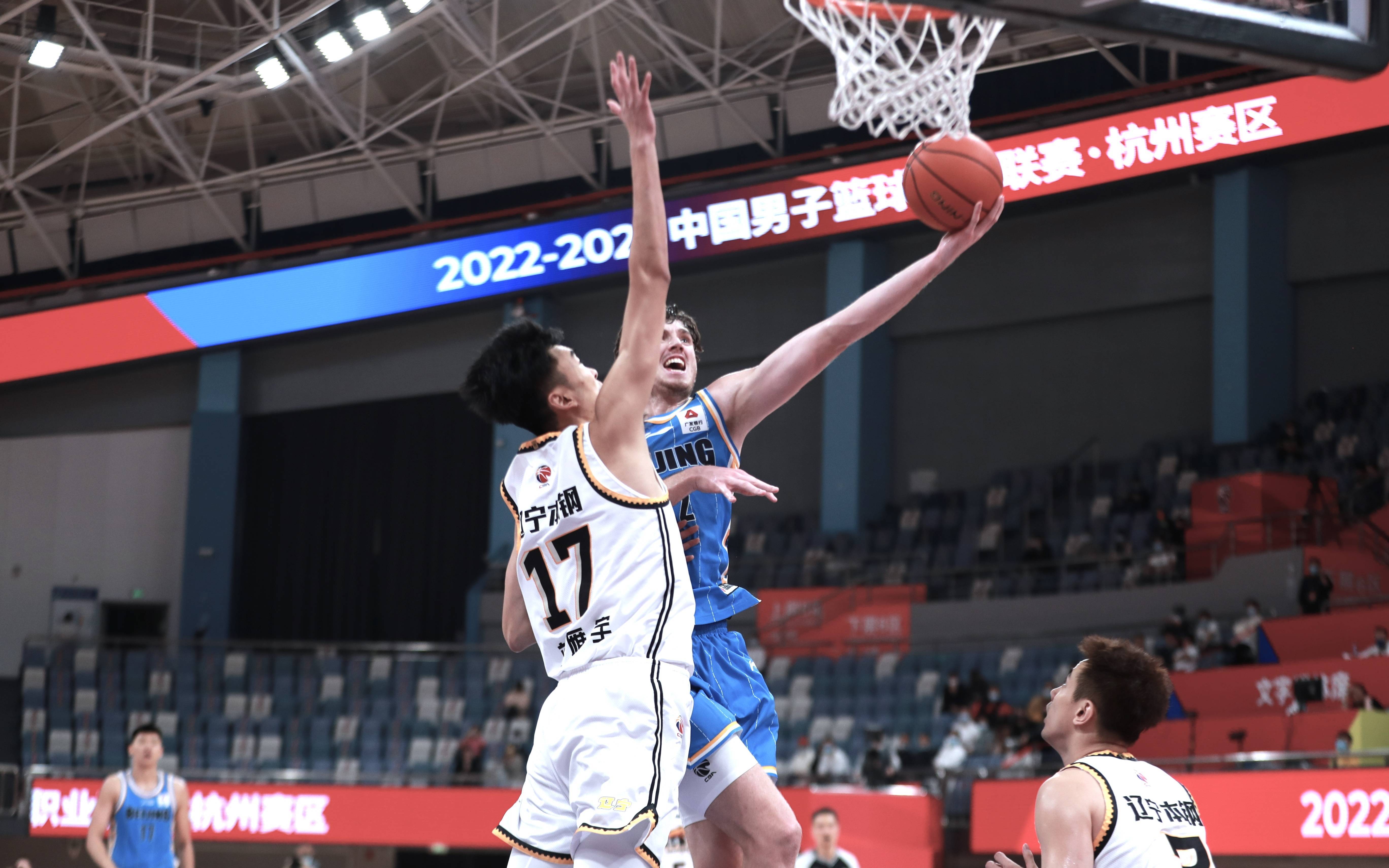 转会期欧篮联焦点战；俄克拉荷马雷霆主帅复盘；目标明确；临场指挥获称赞