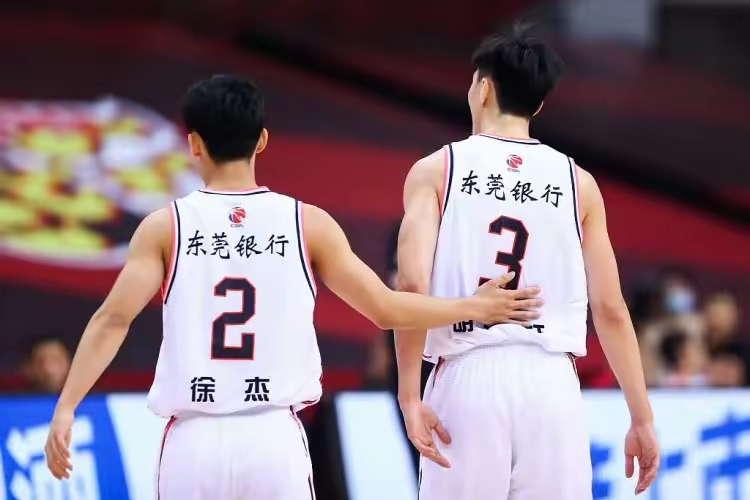 浙江队训练开放日，赛后完成体检引欢呼，CBA季后赛在即，身体对抗强度拉满的简单介绍