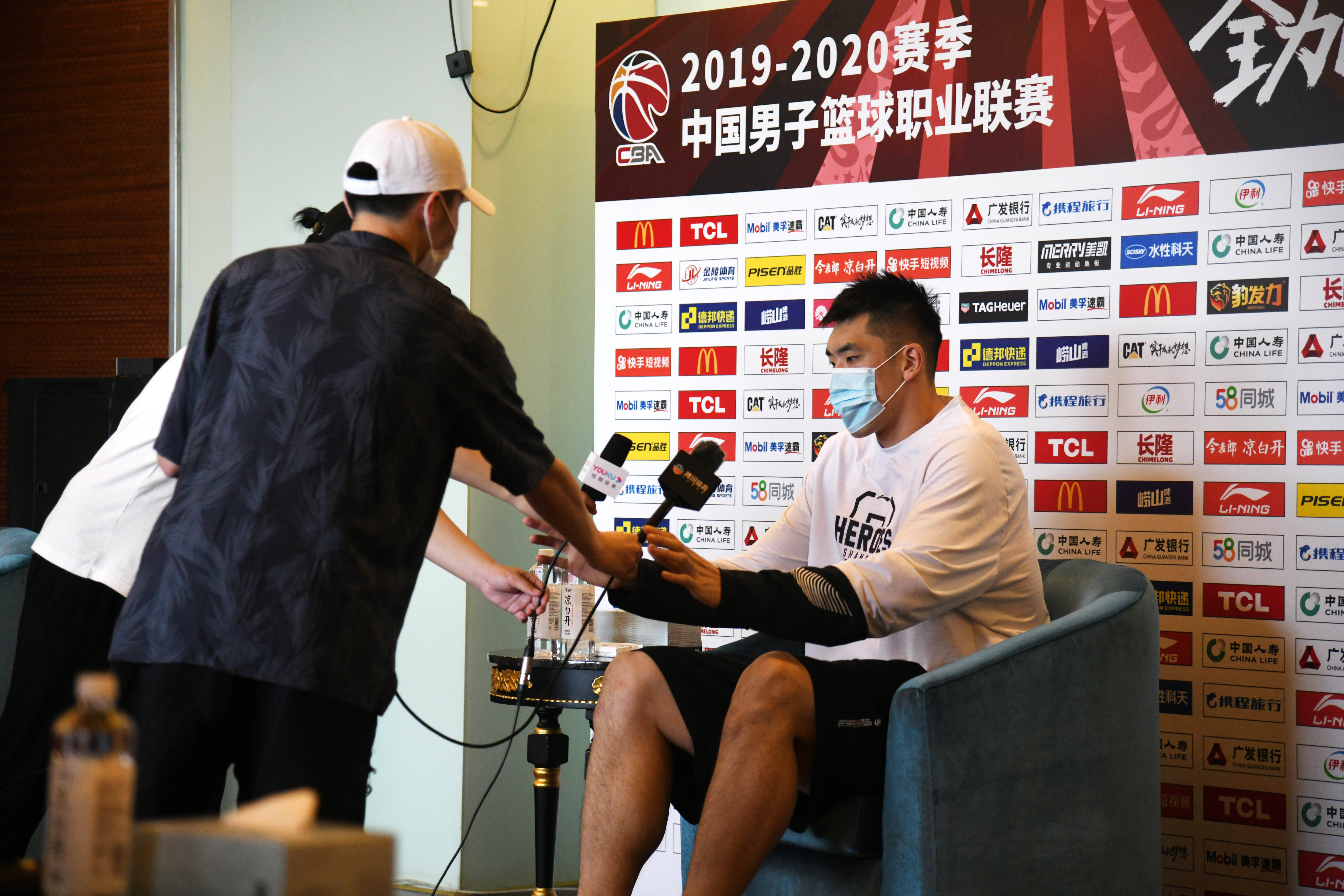 浙江队训练开放日，赛后完成体检引欢呼，CBA季后赛在即，身体对抗强度拉满的简单介绍